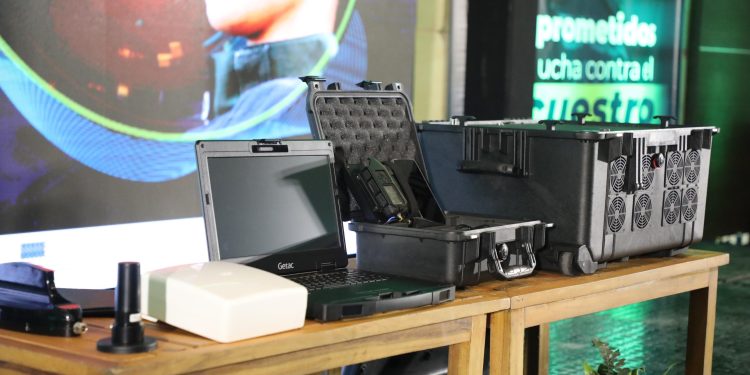 Alcalde Char hizo entrega de equipo de radiolocalización de alta tecnología al GAULA de Barranquilla