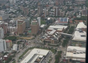 Con apoyo de helicóptero de la Fuerza Aeroespacial Colombiana se refuerzan campañas de prevención del delito en Barranquilla