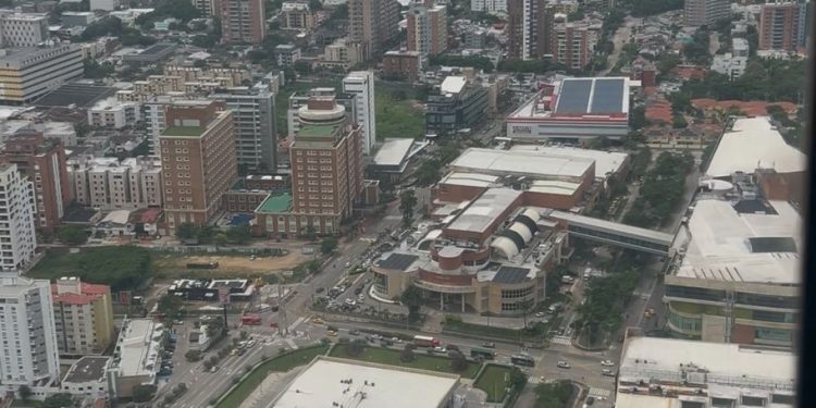 Con apoyo de helicóptero de la Fuerza Aeroespacial Colombiana se refuerzan campañas de prevención del delito en Barranquilla