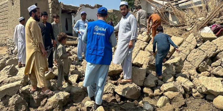 Terremoto sacudió violentamente a Afganistán y deja más de 800 muertos y 2.500 heridos