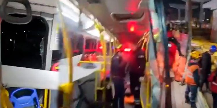 Accidente en obras del Metro: maquinaria cayó sobre bus de Transmilenio y dejó cuatro heridos