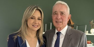 Vicky Dávila se reúne con Álvaro Uribe en medio de su agenda política