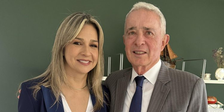Vicky Dávila se reúne con Álvaro Uribe en medio de su agenda política