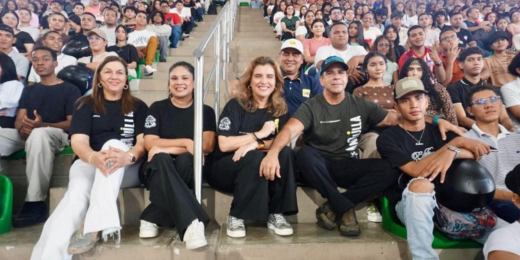 Alcalde Char recibe a 2.500 nuevos estudiantes de la IUB y Universidad al Barrio