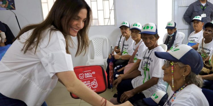 Con campaña de salud oral, 2.500 adultos mayores de los Centros de Vida estrenan sonrisas