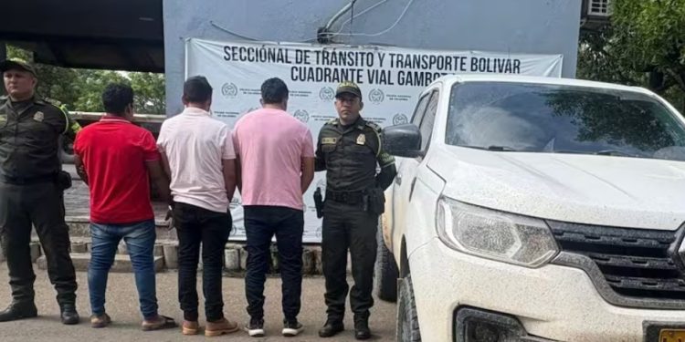 Policía recupera camioneta robada en Cesar y captura a tres personas en Bolívar