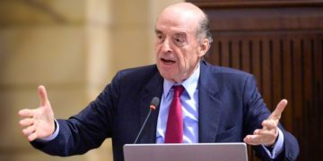 Procuraduría destituye e inhabilita por 10 años al excanciller Álvaro Leyva tras irregularidades en licitación de pasaportes