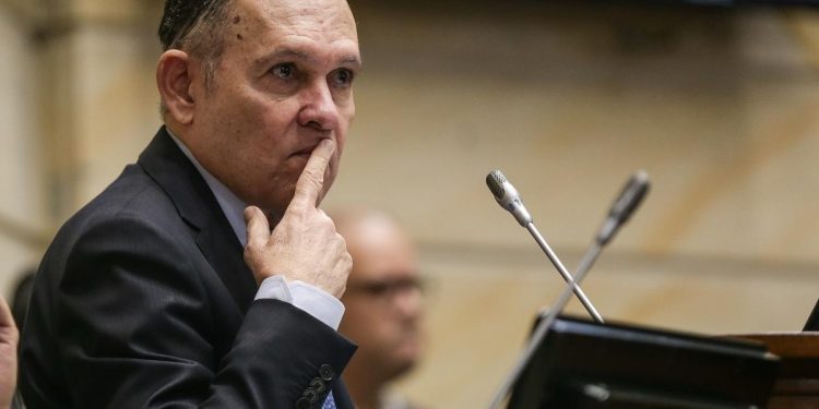 Efraín Cepeda se lanza a la Presidencia y promete derrotar el modelo de Petro en 2026