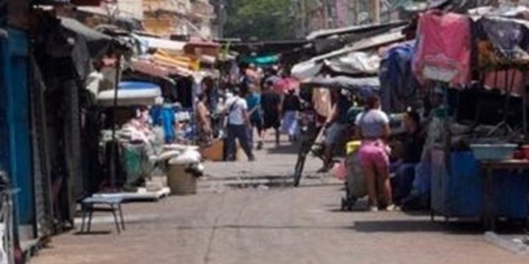 A once se elevan las víctimas por licor adulterado en el mercado público