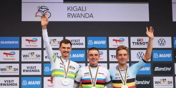 Evenepoel aplasta y se corona tricampeón mundial