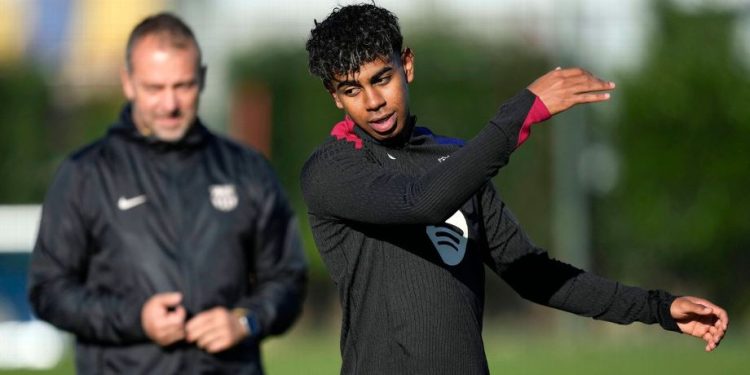 Hansi Flick acusa a España de exigir en exceso a Lamine Yamal