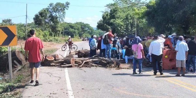 Campesinos bloquean la Troncal de Oriente: “No abrimos hasta que cumplan”