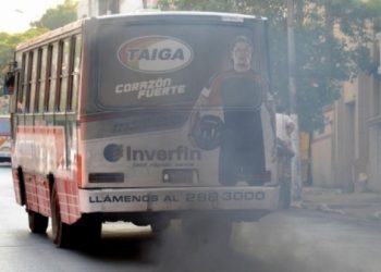 Casi 6 de cada 10 buses no cumplen normas de emisión de gases en Barranquilla
