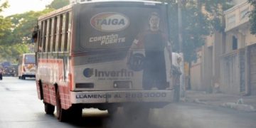 Casi 6 de cada 10 buses no cumplen normas de emisión de gases en Barranquilla