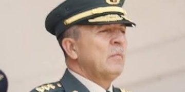 Estalla polémica: General retirado acusado por contratos ilegales