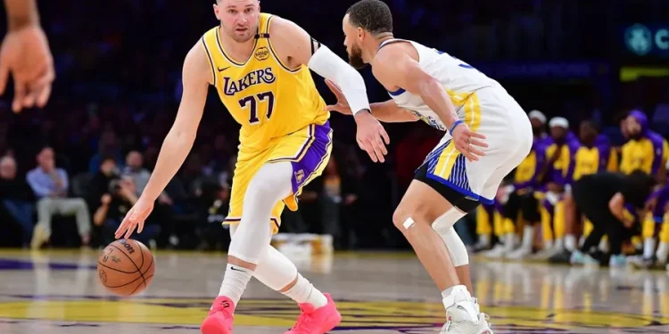 Curry y Doncic protagonizan el debut entre Warriors y Lakers en la apertura de la NBA