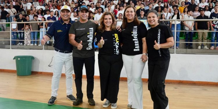 Rector de la IUB, Arcesio Castro Agudelo, recibe el Premio a Mejor Rector del País en los Premios Politika 2025 por su liderazgo transformador en la educación y el desarrollo regional