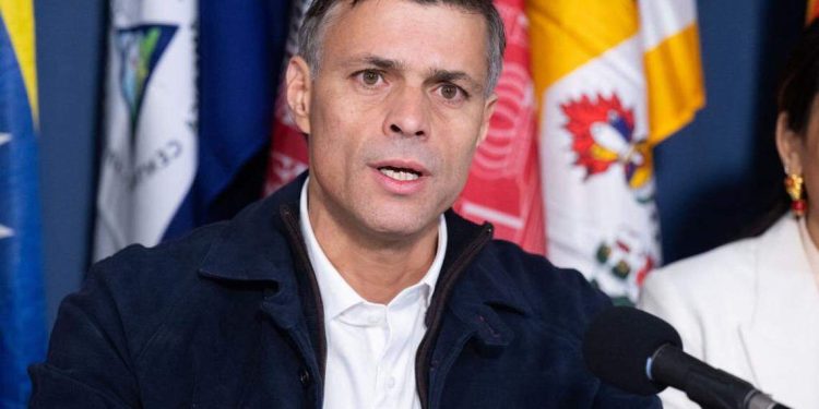 Leopoldo López acusa a Gustavo Petro de respaldar a Maduro durante rueda de prensa en Madrid