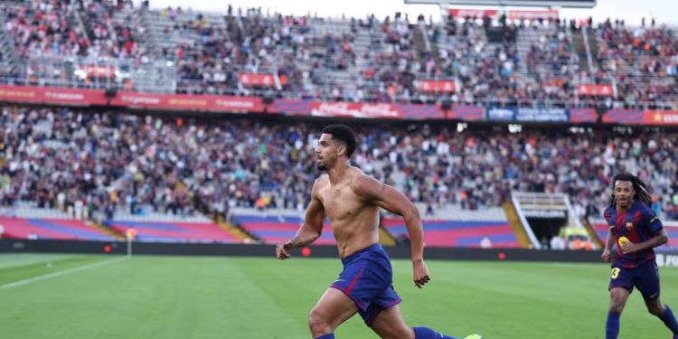Araújo rescata al Barcelona en el 92’ y da un golpe al liderato antes del Clásico