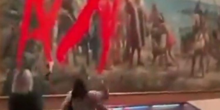 Dos activistas lanzan pintura contra cuadro de Colón en el Museo Naval de Madrid