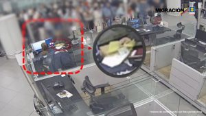 Funcionaria de Migracion 2