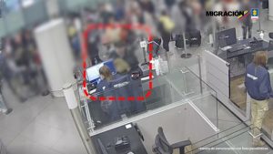 Funcionaria de Migracion 4