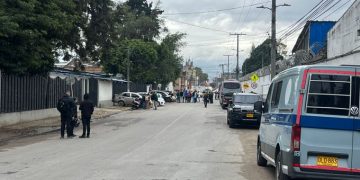 Atentado afuera de La Modelo deja un funcionario muerto y dos heridos en Bogotá