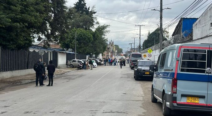 Atentado afuera de La Modelo deja un funcionario muerto y dos heridos en Bogotá