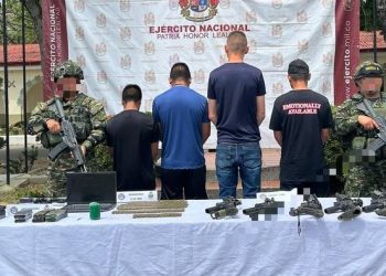 Bajo presión militar, cuatro integrantes de la red de ‘Mordisco’ se someten a la justicia en Íquira (Huila)
