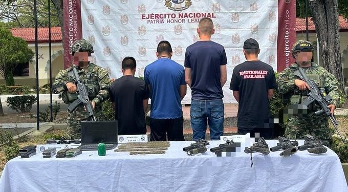 Bajo presión militar, cuatro integrantes de la red de ‘Mordisco’ se someten a la justicia en Íquira (Huila)