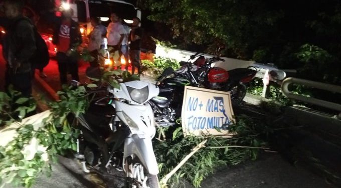 Transportadores bloquean la Troncal de Oriente en protesta por fotomultas