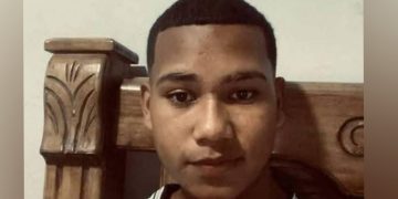 Ataque sicarial en Santo Domingo de Guzmán deja un joven muerto y dos hermanos heridos