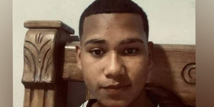 Ataque sicarial en Santo Domingo de Guzmán deja un joven muerto y dos hermanos heridos