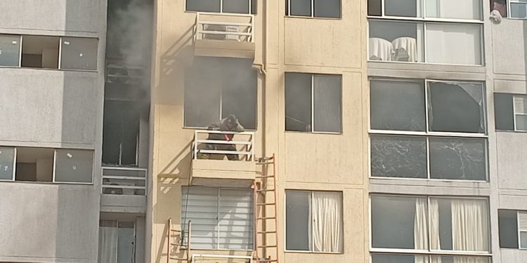 Joven sufrió quemaduras leves en incendio de apartamento en Puerta Dorada