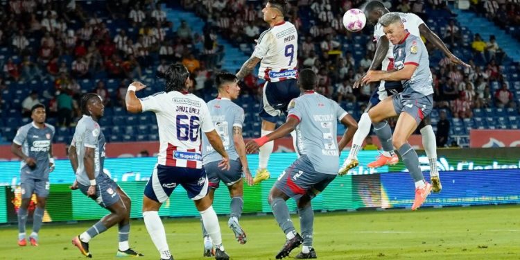 ¡Golpe al corazón del Junior! Santa Fe lo venció 2–1 en el Metropolitano con un gol agónico de Mosquera