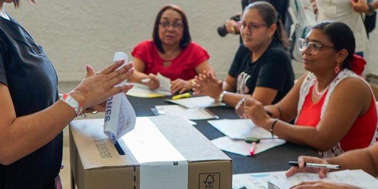 Mediana asistencia y jornada tranquila en los puestos de votación para elecciones de jóvenes en Barranquilla