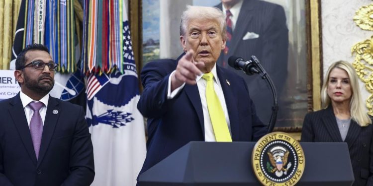 Trump anuncia que evalúa ataques terrestres y operaciones encubiertas en Venezuela