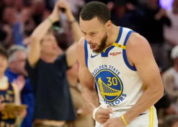 Curry desafía al tiempo y lidera otro triunfo épico de los Warriors