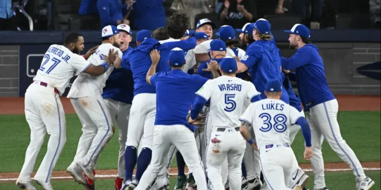 Springer guía la remontada y los Azulejos vuelven a la Serie Mundial tras 32 años