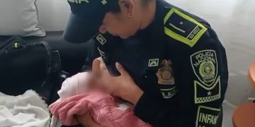 Rescatan a recién nacida en la Terminal de Transporte de Bogotá: patrullera la amamantó de urgencia