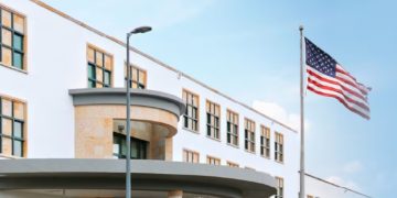 Embajada de EE. UU. en Colombia aclara qué pasará con los servicios de visas y pasaportes tras cierre parcial del Gobierno