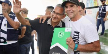 Terminó la espera de 800 familias: alcalde Char les entregó sus títulos de vivienda