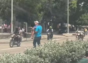 Conductor de bus en Barranquilla carga a un adulto mayor para ayudarlo a cruzar la concurrida vía Cordialidad