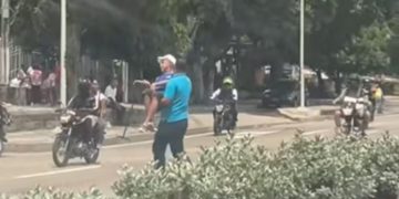 Conductor de bus en Barranquilla carga a un adulto mayor para ayudarlo a cruzar la concurrida vía Cordialidad