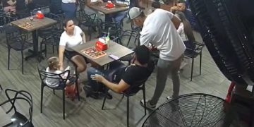 Delincuente roba a mano armada a cantante vallenato en restaurante de Barranquilla