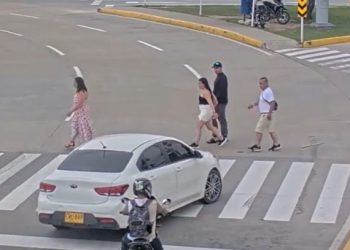 Conductor ignoró semáforo en rojo y casi atropella a madre e hija en la Ventana al Mundo