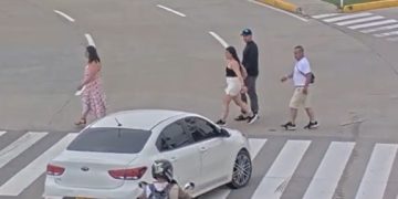 Conductor ignoró semáforo en rojo y casi atropella a madre e hija en la Ventana al Mundo