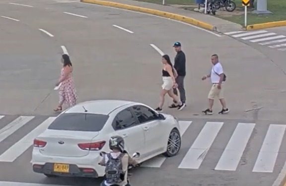 Conductor ignoró semáforo en rojo y casi atropella a madre e hija en la Ventana al Mundo