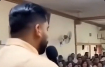 Polémica por pastor que asegura que Dios le ordenó comprar un iPhone 17 Pro Max