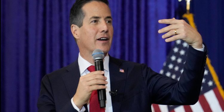 Senador estadounidense Bernie Moreno pide declarar terroristas a grupos con los que Petro busca la paz